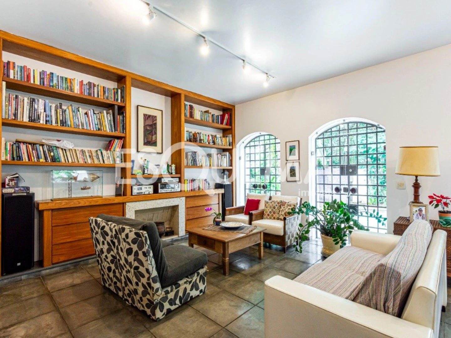 Casa com amplo jardim e localização privilegiada - Imagem 6