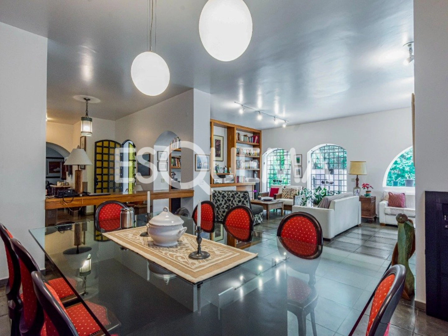 Casa com amplo jardim e localização privilegiada - Imagem 7
