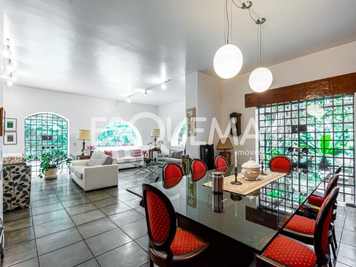 Casa com amplo jardim e localização privilegiada - Imagem 8