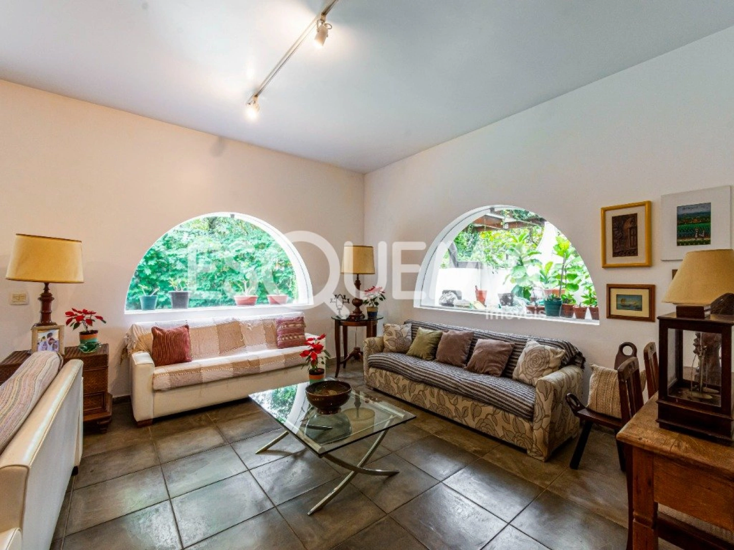 Casa com amplo jardim e localização privilegiada - Imagem 9