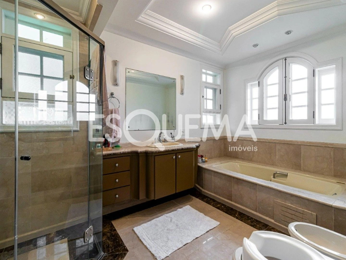 Casa em condomínio fechado com amplo terreno - Imagem 13