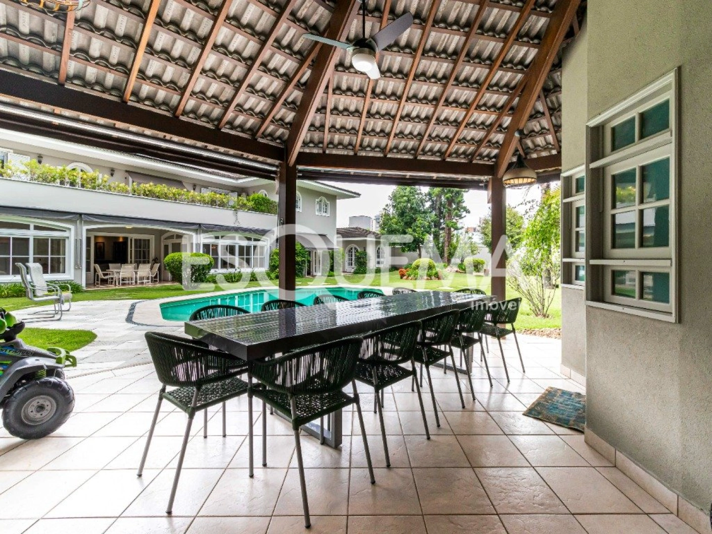 Casa em condomínio fechado com amplo terreno - Imagem 14