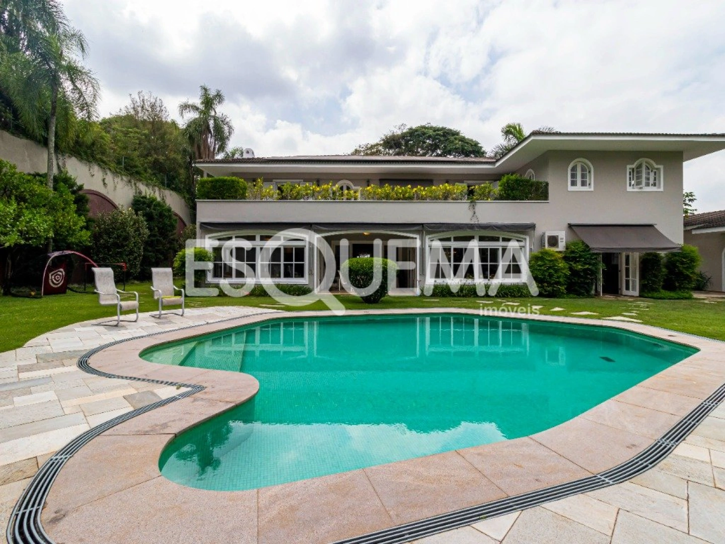Casa em condomínio fechado com amplo terreno - Imagem 1