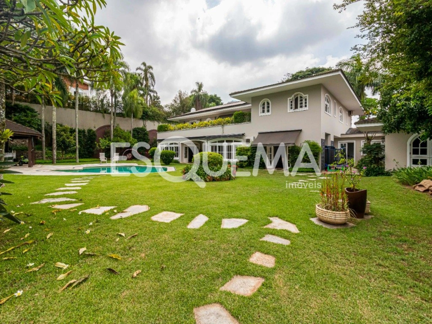 Casa em condomínio fechado com amplo terreno - Imagem 2