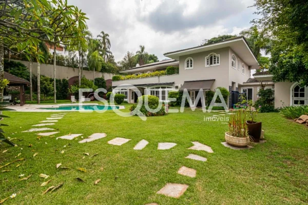 Casa em condomínio fechado com amplo terreno