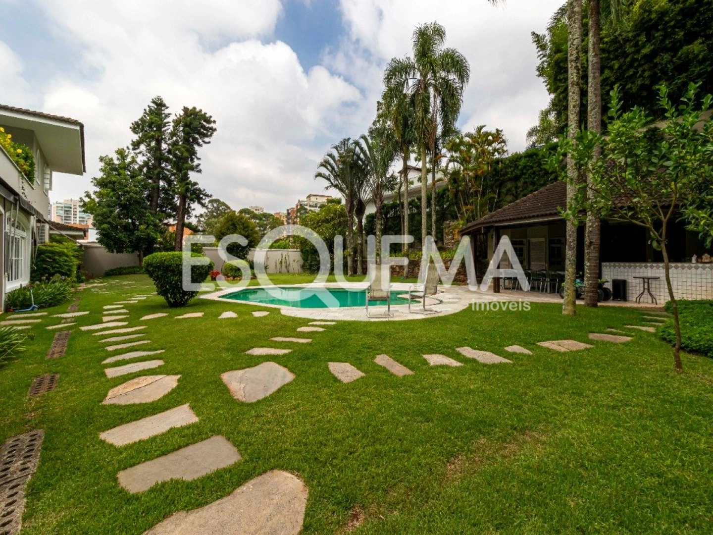 Casa em condomínio fechado com amplo terreno - Imagem 3