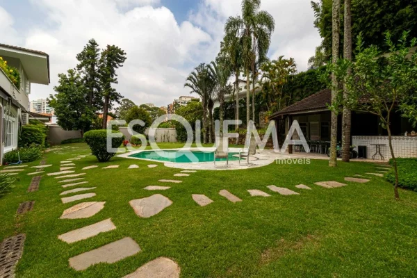 Casa em condomínio fechado com amplo terreno