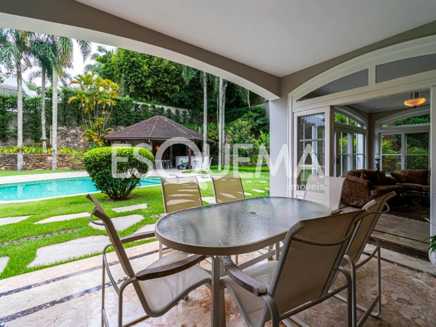 Casa em condomínio fechado com amplo terreno - Imagem 5