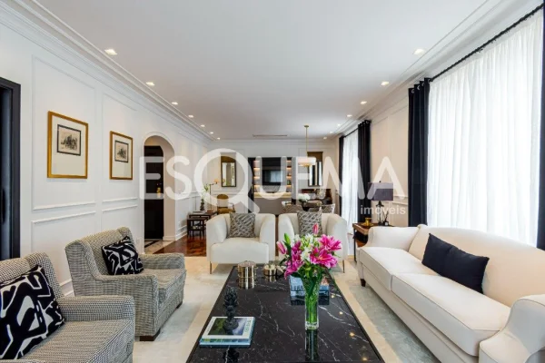 Apartamento reformado em edifício neoclássico no Jardim América