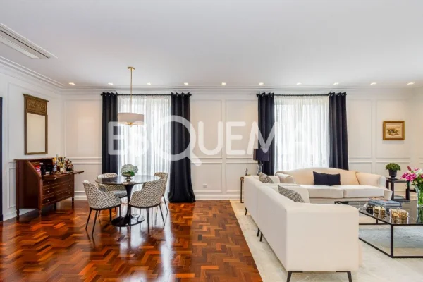 Apartamento reformado em edifício neoclássico no Jardim América