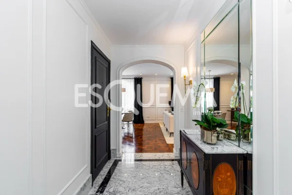 Apartamento reformado em edifício neoclássico no Jardim América