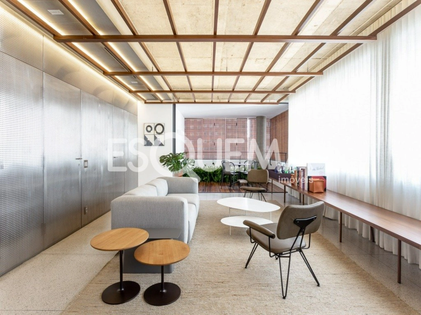 Apartamento decorado por Pascali Semerdijian em edifício com arquitetura de Marcio Kogan - Imagem 1
