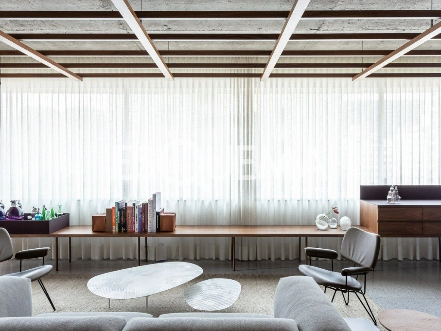 Apartamento decorado por Pascali Semerdijian em edifício com arquitetura de Marcio Kogan - Imagem 7