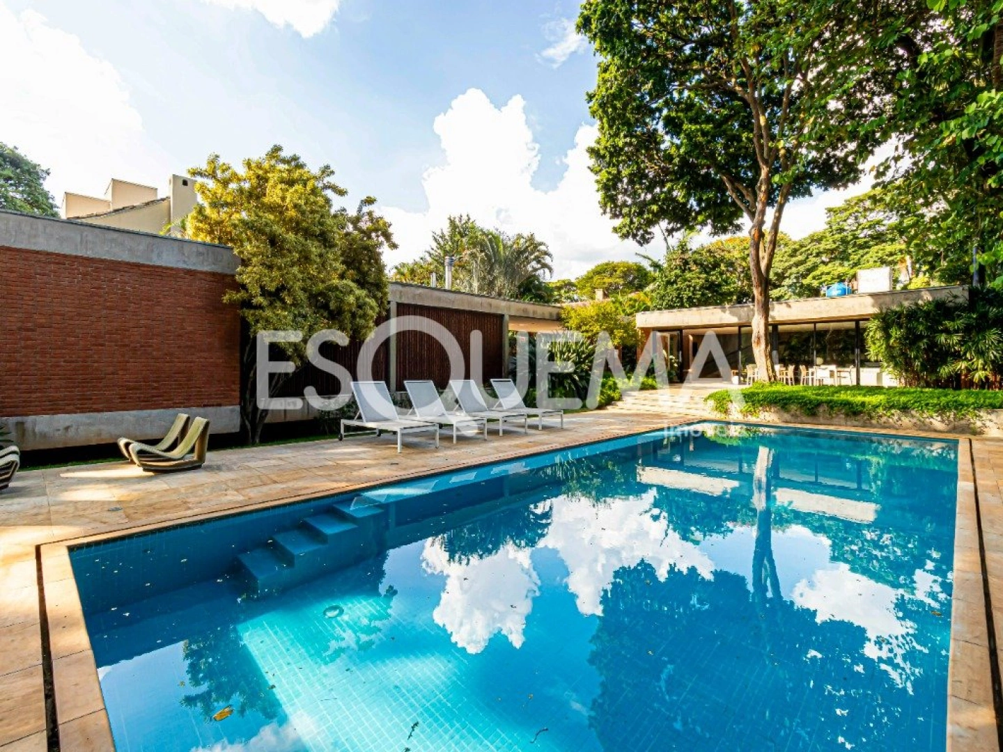 Casa icônica em Alto de Pinheiros com projeto de Diana Malzoni e paisagismo de Burle Marx - Imagem 1