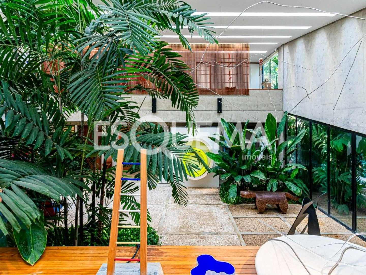 Casa icônica em Alto de Pinheiros com projeto de Diana Malzoni e paisagismo de Burle Marx - Imagem 4