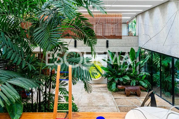 Casa icônica em Alto de Pinheiros com projeto de Diana Malzoni e paisagismo de Burle Marx
