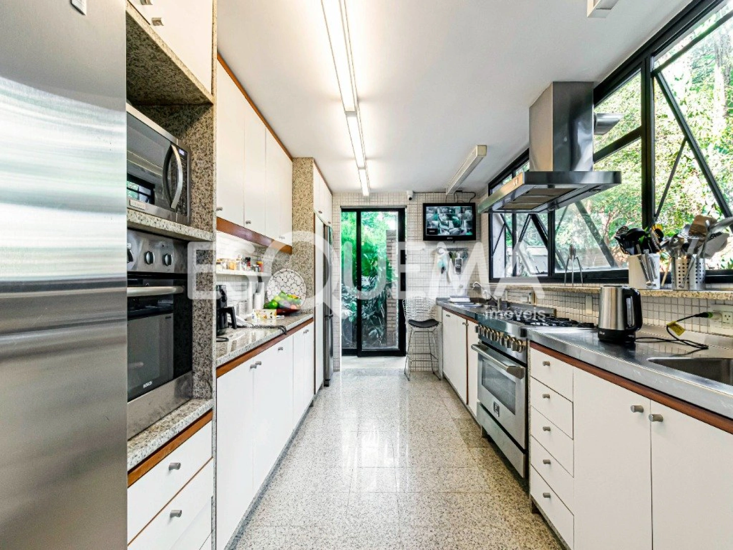 Casa icônica em Alto de Pinheiros com projeto de Diana Malzoni e paisagismo de Burle Marx - Imagem 9