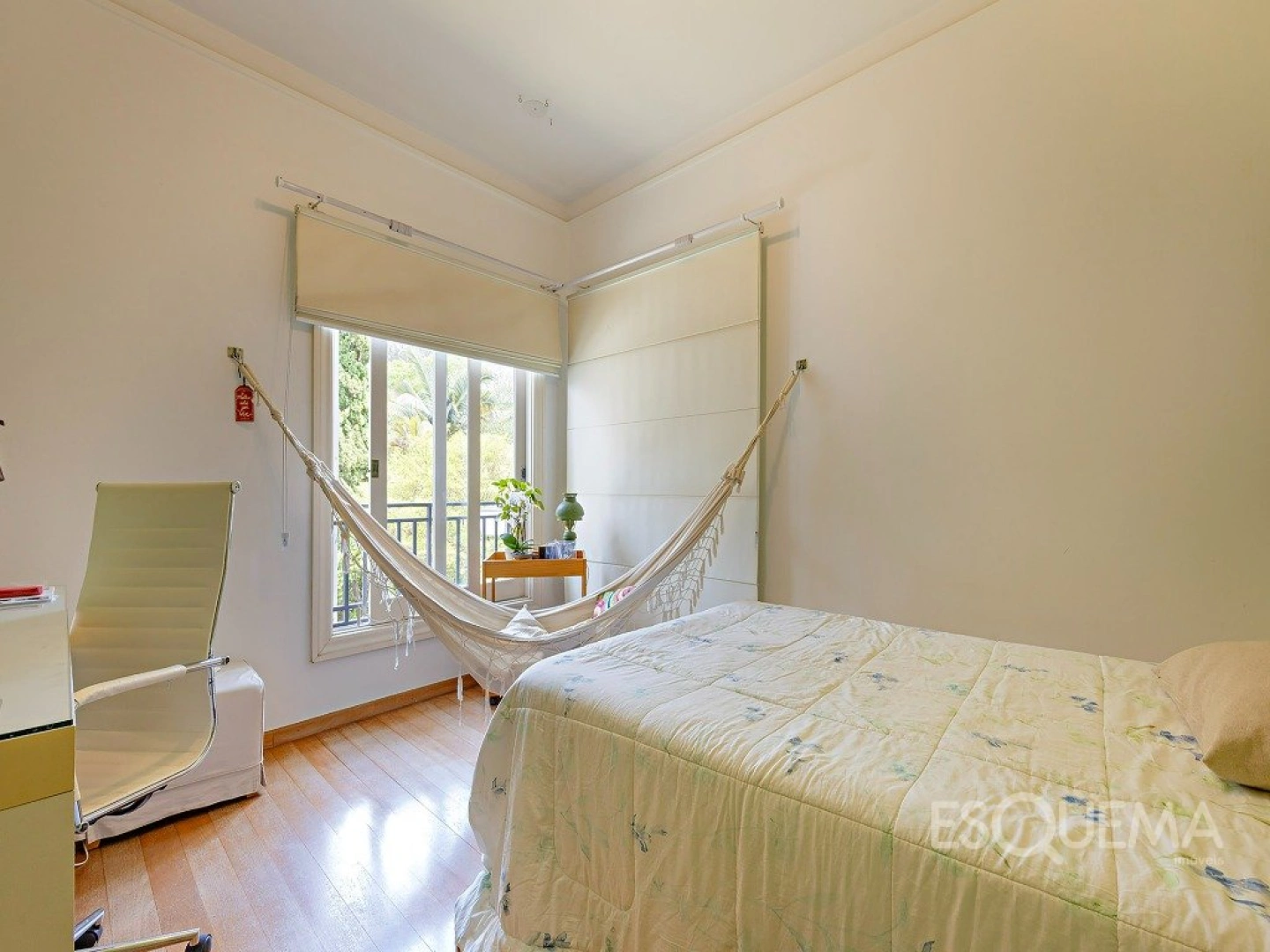 Casa com projeto de Iracema Nakajima, cercada de verde e privacidade - Imagem 13