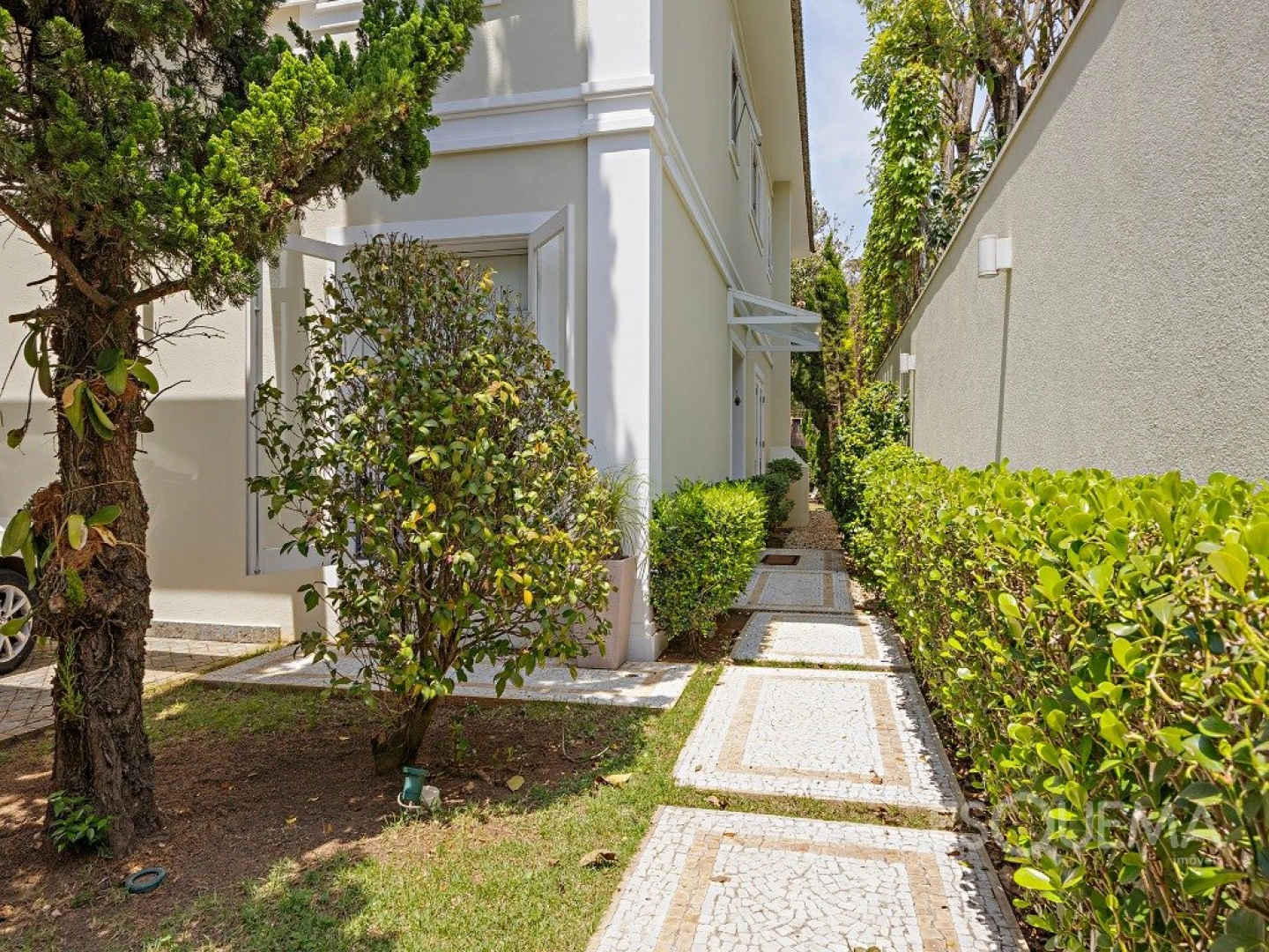 Casa com projeto de Iracema Nakajima, cercada de verde e privacidade - Imagem 15