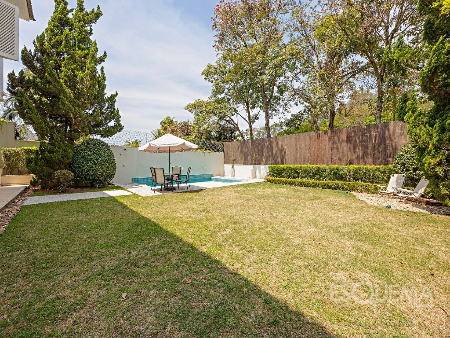 Casa com projeto de Iracema Nakajima, cercada de verde e privacidade - Imagem 2