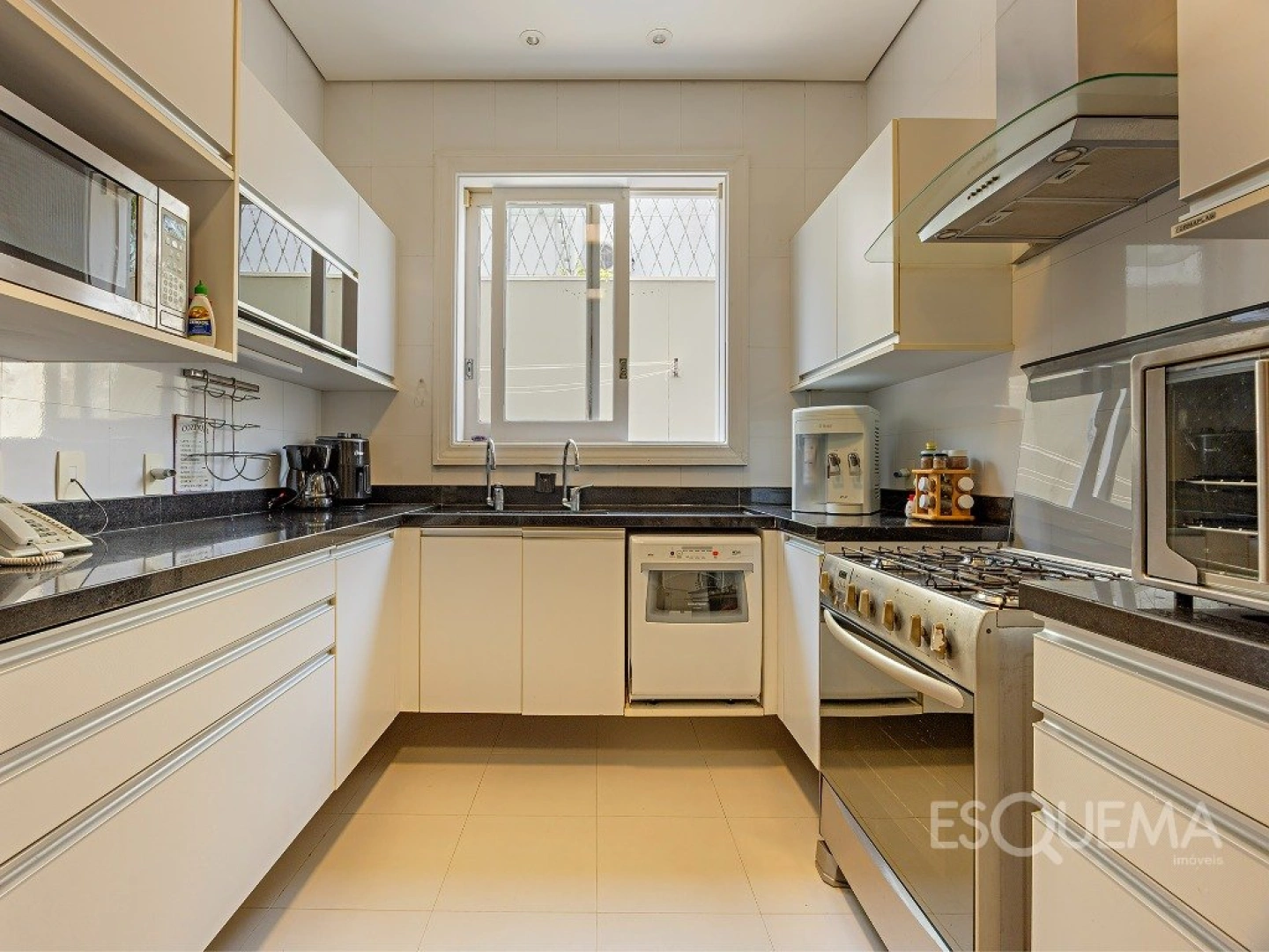 Casa com projeto de Iracema Nakajima, cercada de verde e privacidade - Imagem 8