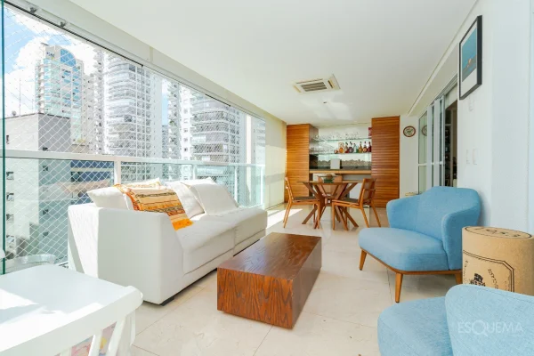 Apartamento para locação com 3 suítes em Moema