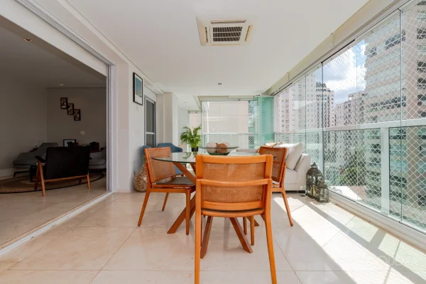 Apartamento para locação com 3 suítes em Moema