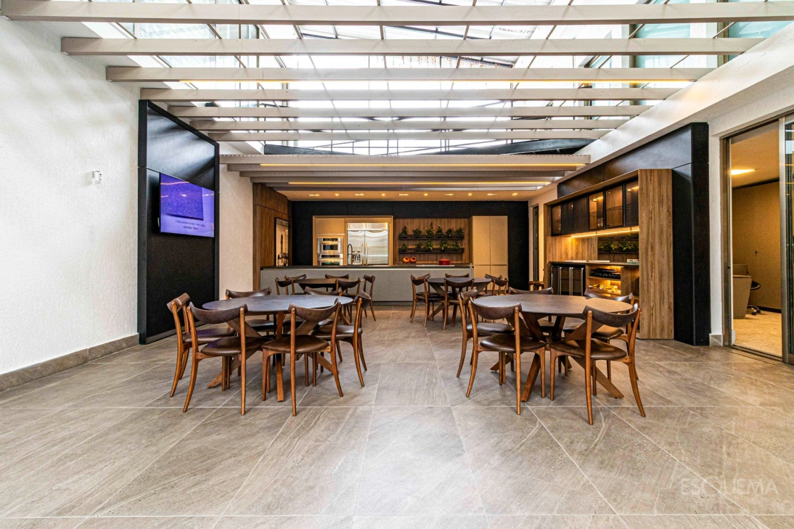 Casa comercial em um dos melhores pontos do eixo de decoração da cidade - Imagem 14