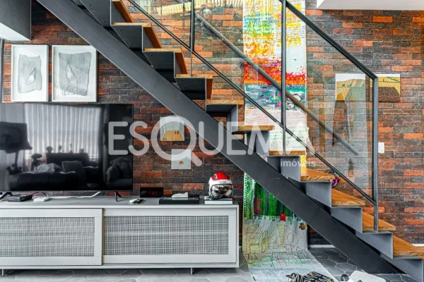 Cobertura com vista privilegiada e pé-direito duplo em frente ao Colégio Santa Cruz