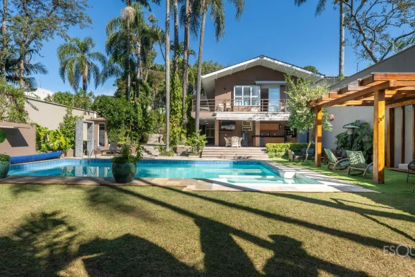 Casa térrea com piscina em bairro arborizado