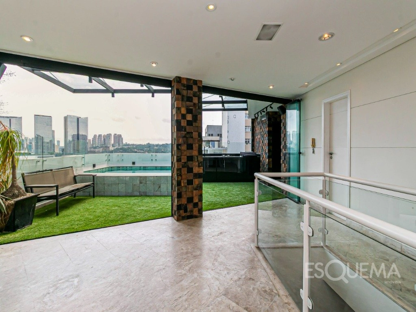Cobertura reformada com piscina e vista para a cidade - Imagem 1