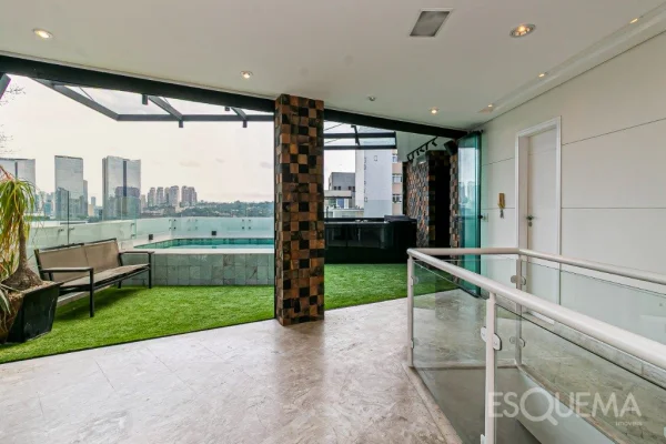Cobertura reformada com piscina e vista para a cidade
