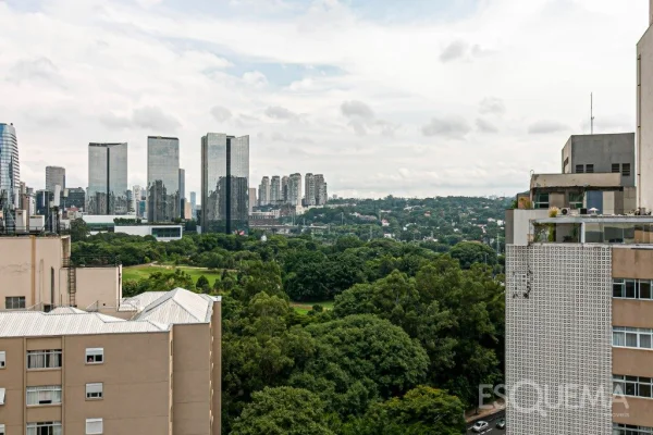 Cobertura reformada com piscina e vista para a cidade