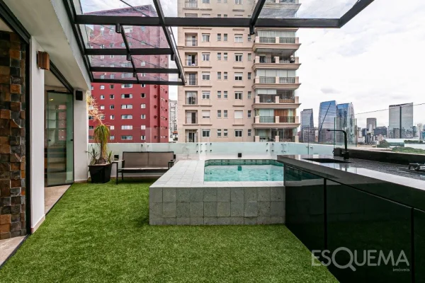 Cobertura reformada com piscina e vista para a cidade
