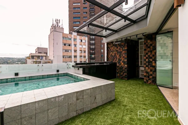 Cobertura reformada com piscina e vista para a cidade