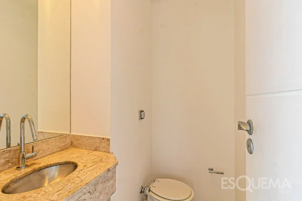 Cobertura reformada com piscina e vista para a cidade