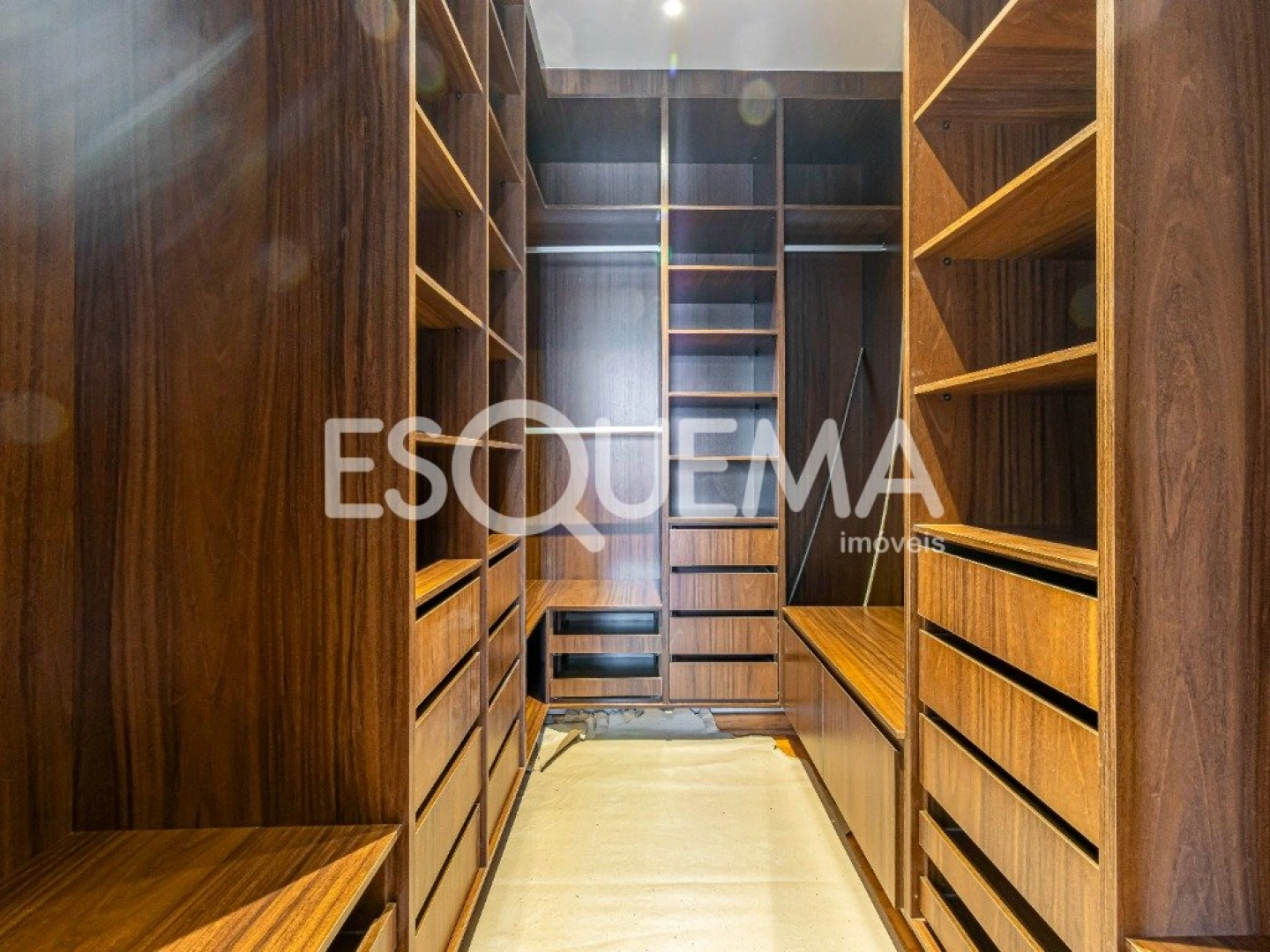 Casa reformada em rua arborizada - Imagem 12