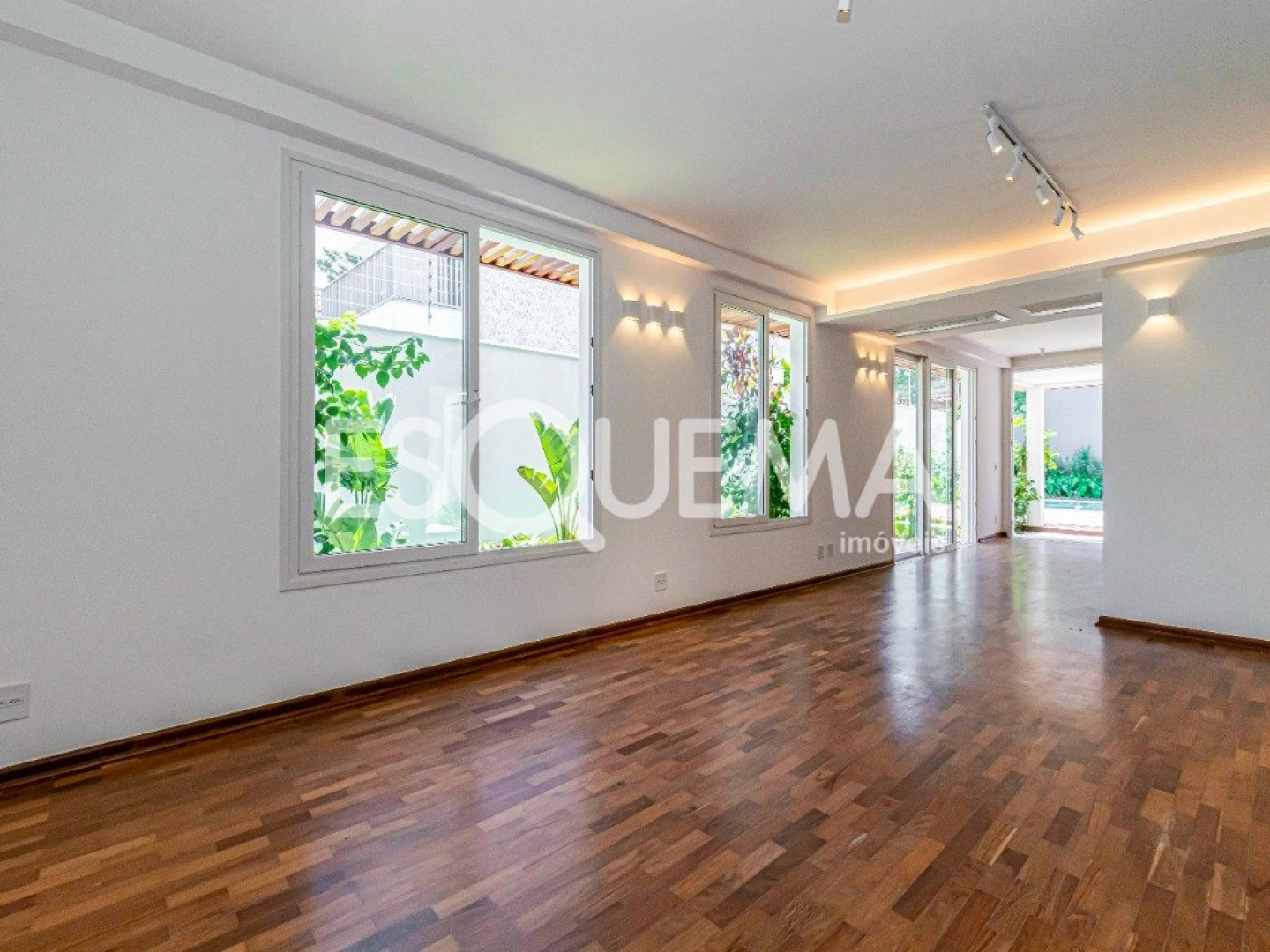 Casa reformada em rua arborizada - Imagem 13