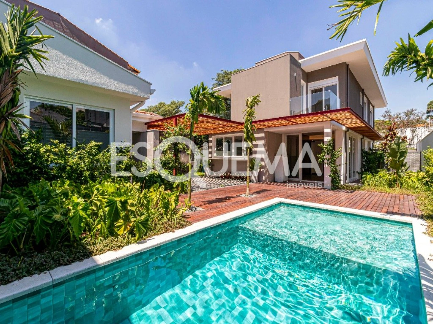 Casa reformada em rua arborizada - Imagem 1