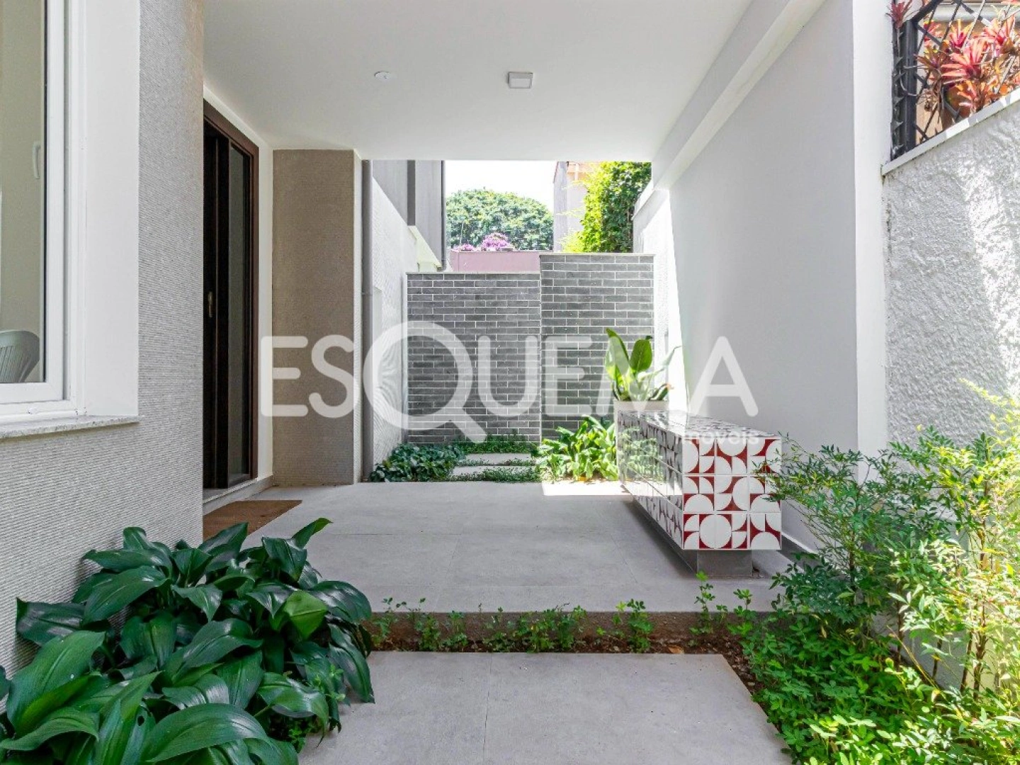 Casa reformada em rua arborizada - Imagem 2