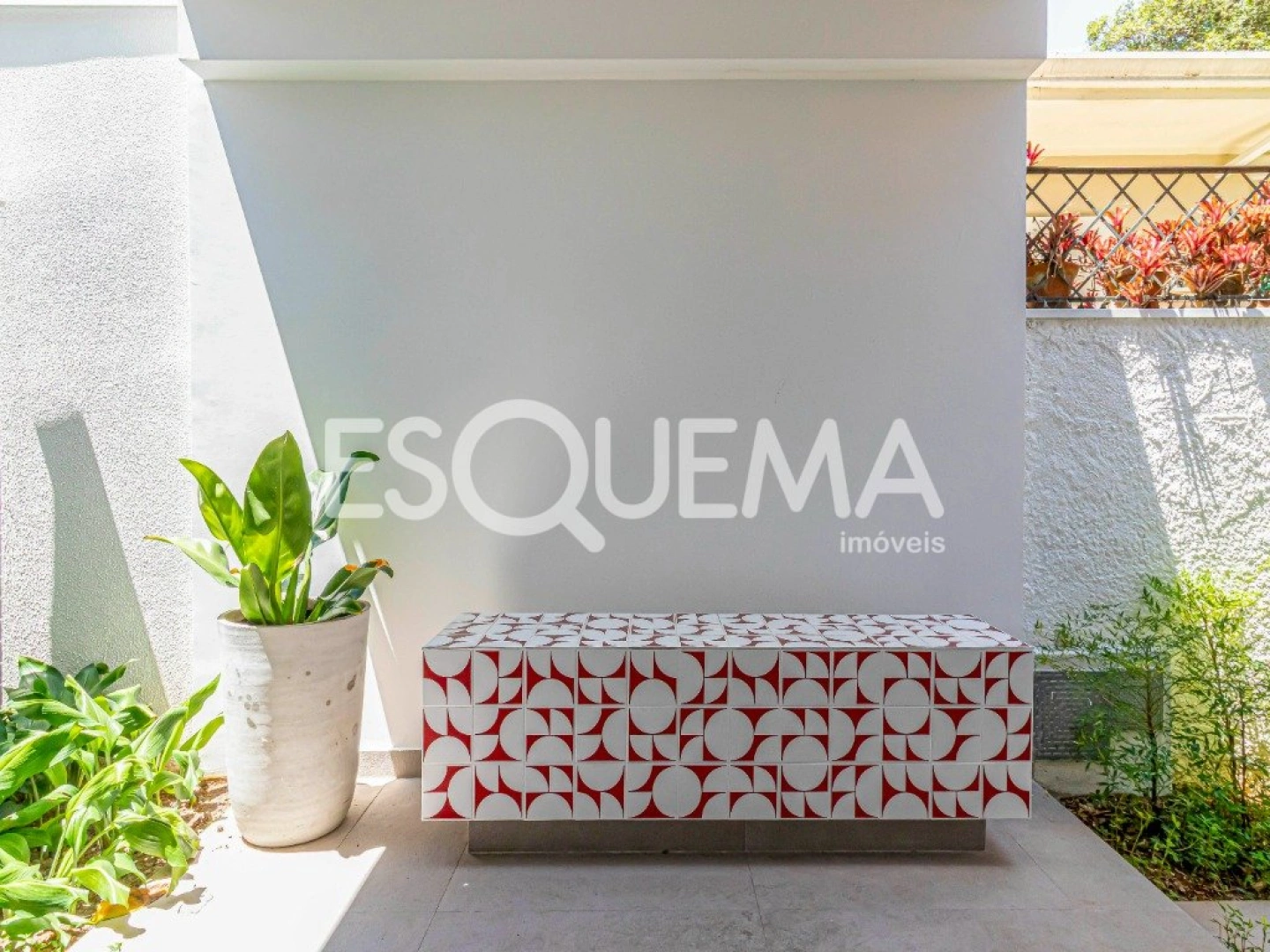 Casa reformada em rua arborizada - Imagem 3