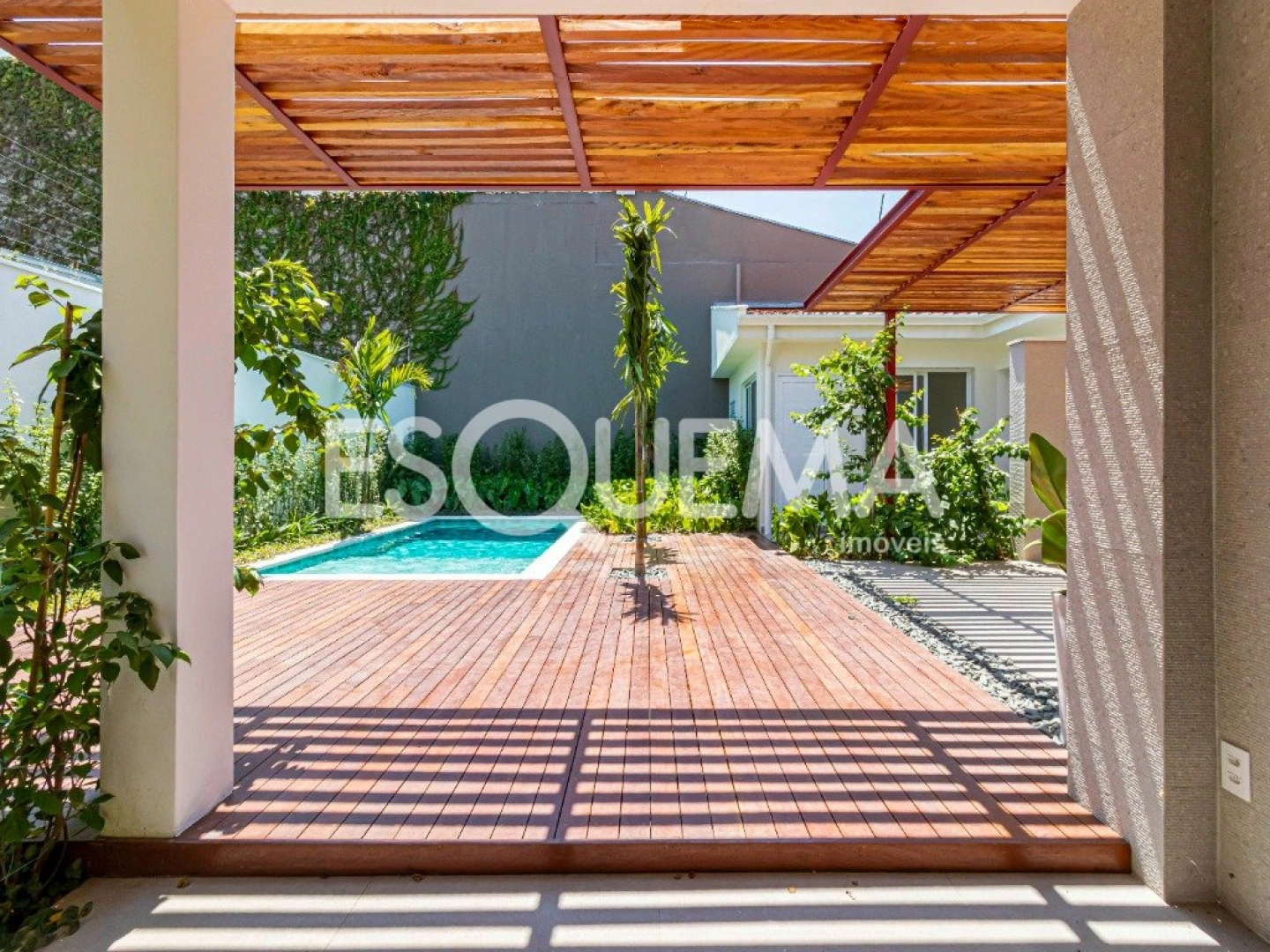 Casa reformada em rua arborizada - Imagem 4