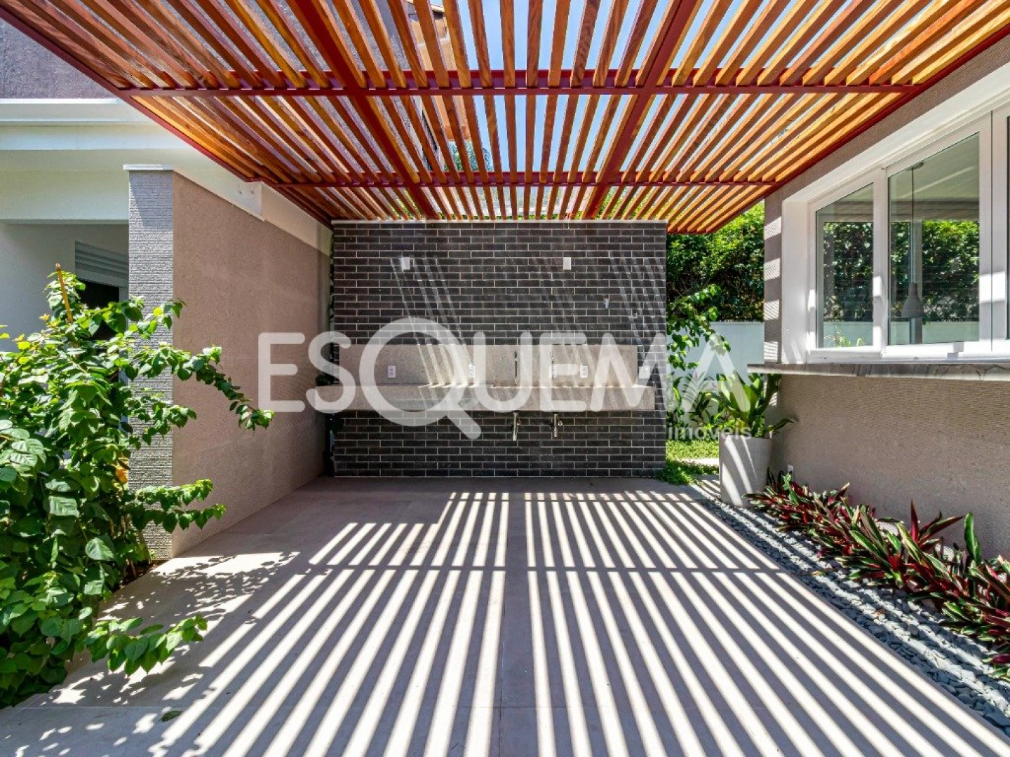 Casa reformada em rua arborizada - Imagem 5