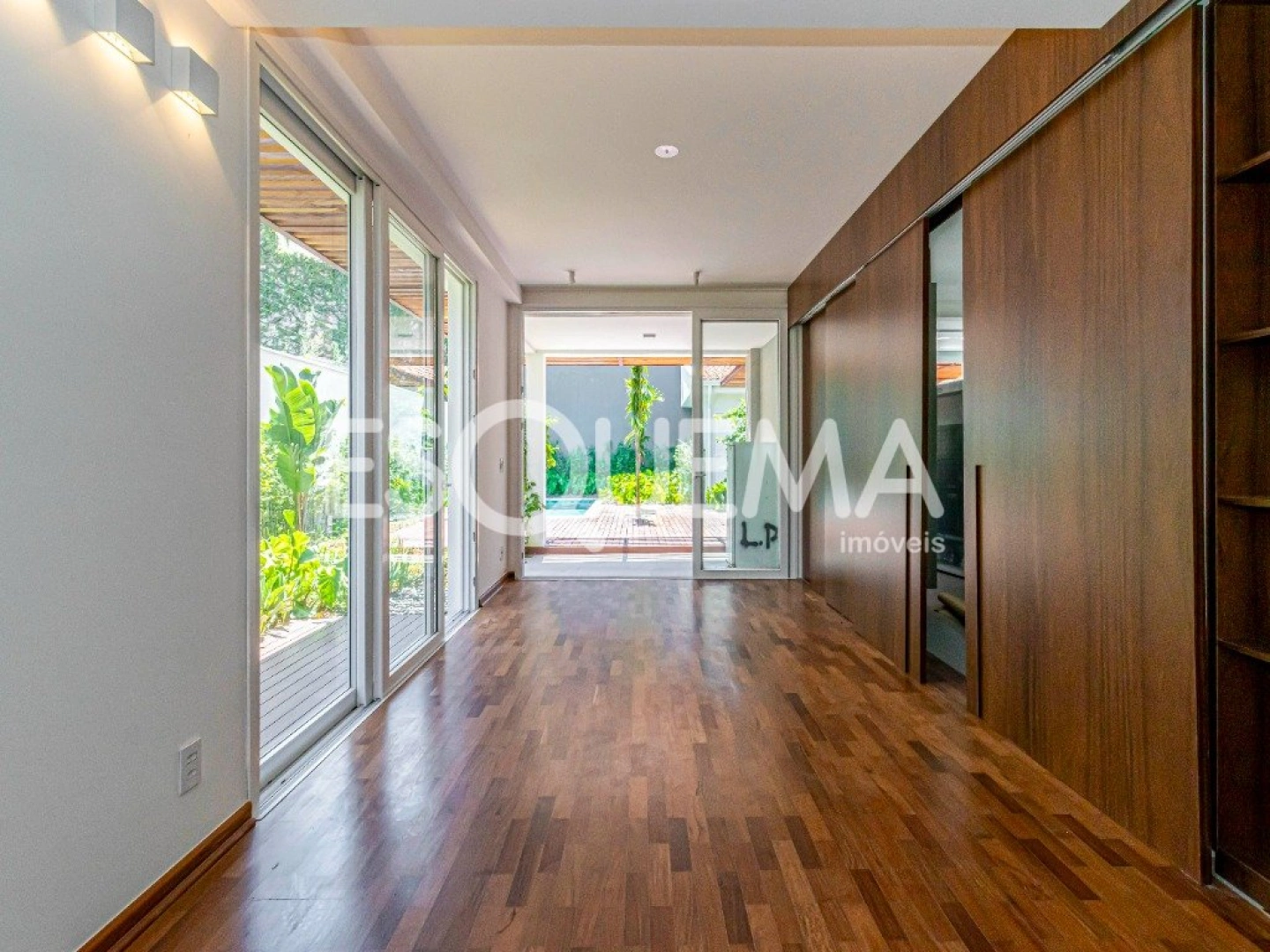 Casa reformada em rua arborizada - Imagem 6