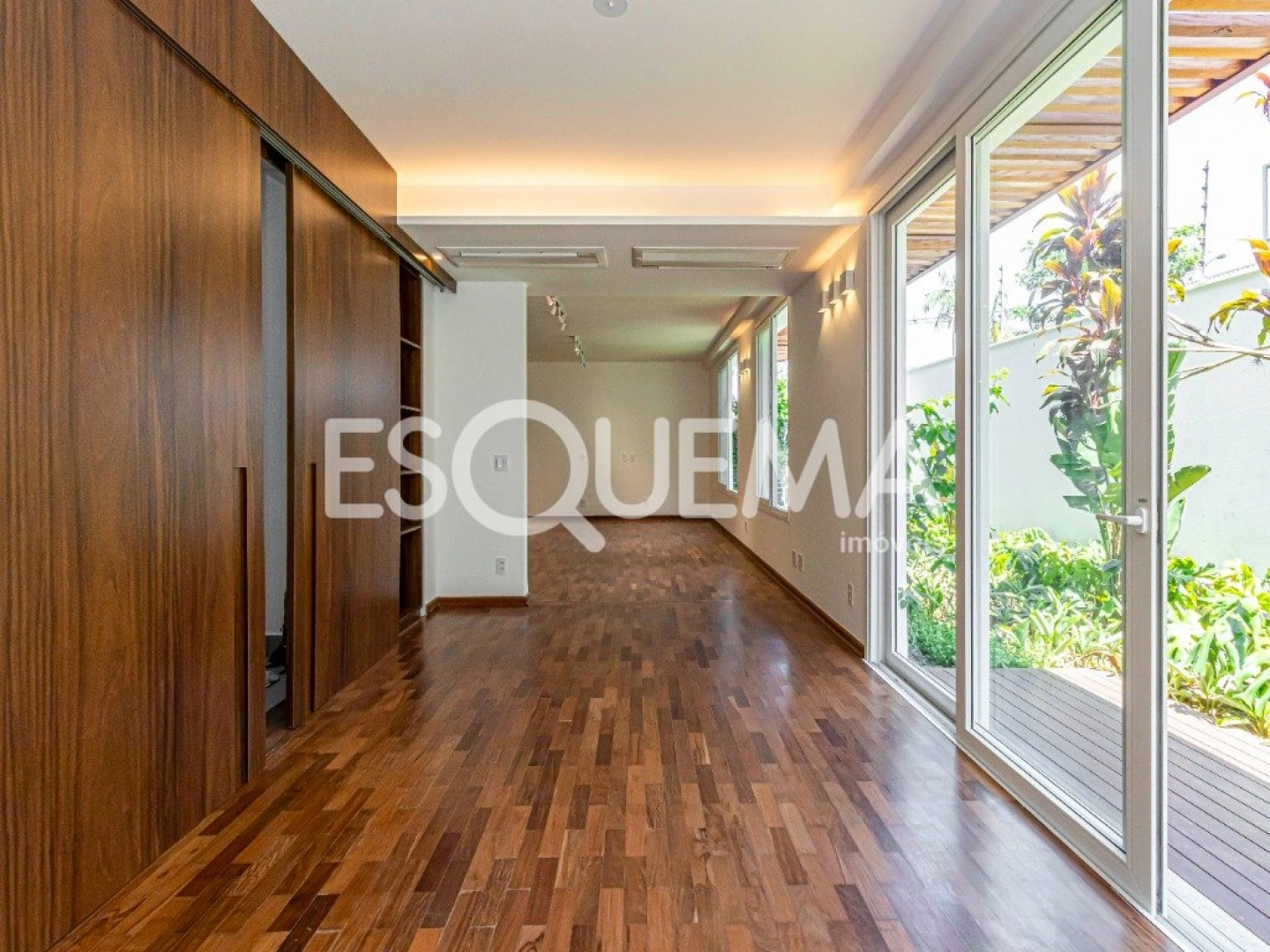 Casa reformada em rua arborizada - Imagem 8