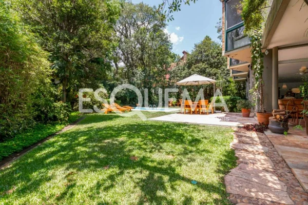 Casa em rua fechada no Jardim Guedala, com piscina e espaço gourmet