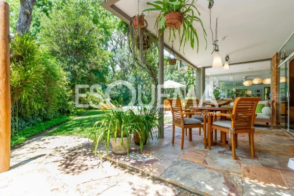 Casa em rua fechada no Jardim Guedala, com piscina e espaço gourmet