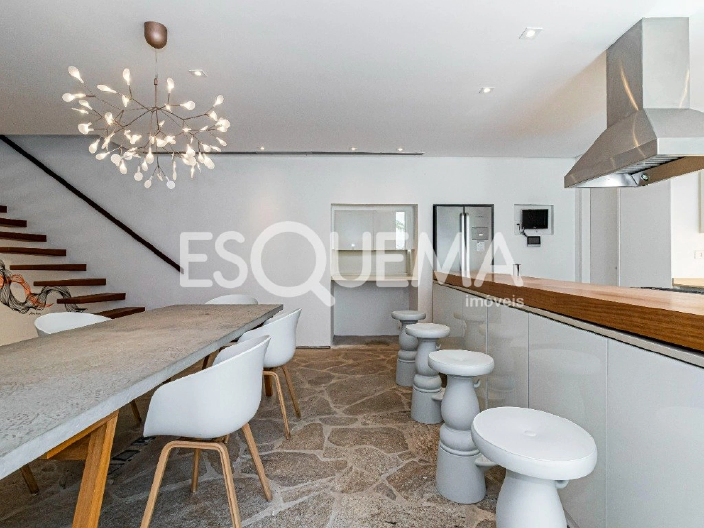 Casa com 3 suítes e rooftop com vista - Imagem 2