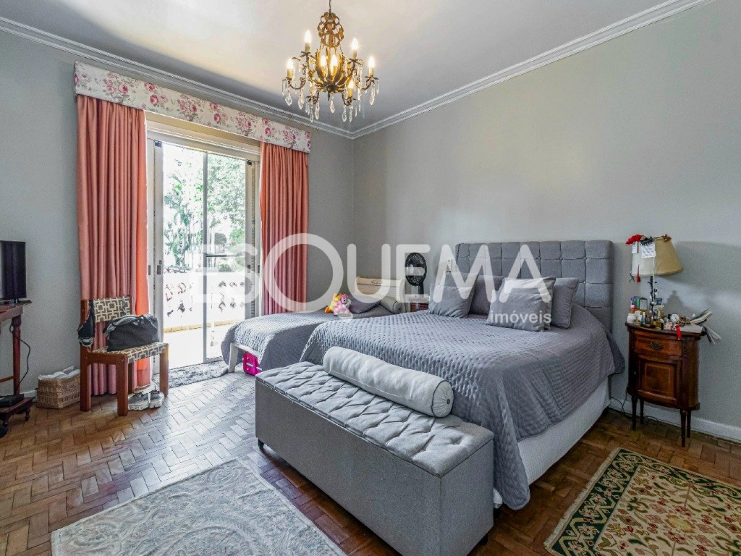 Casa para reforma total com jardim exuberante - Imagem 11