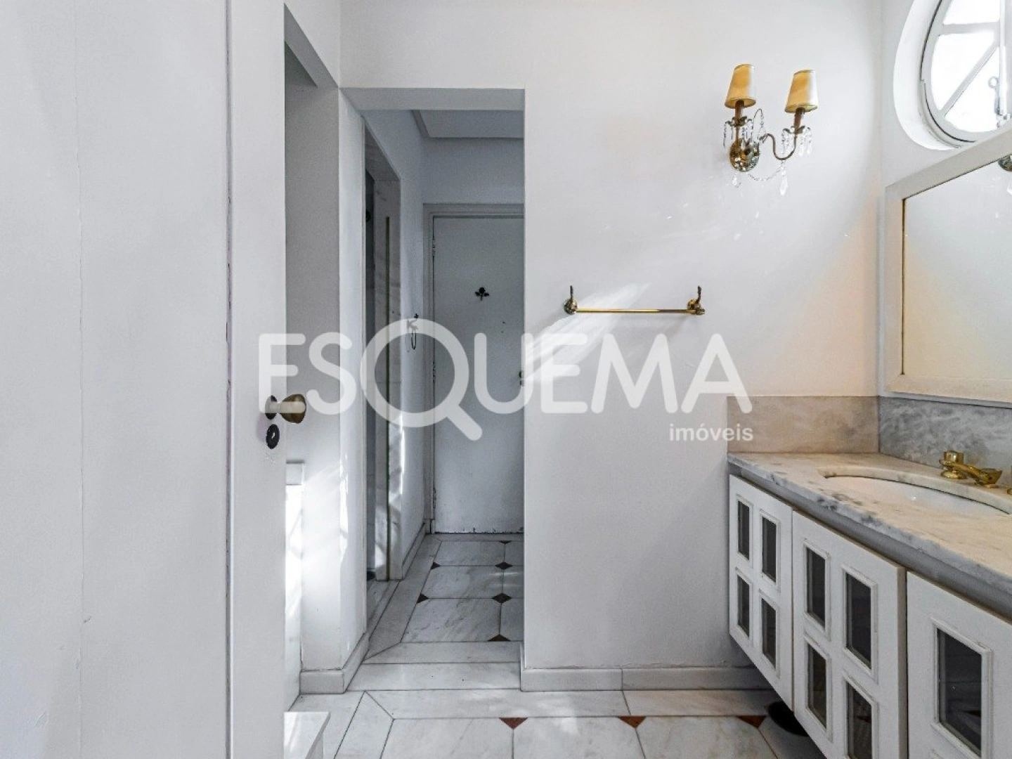Casa para reforma total com jardim exuberante - Imagem 12